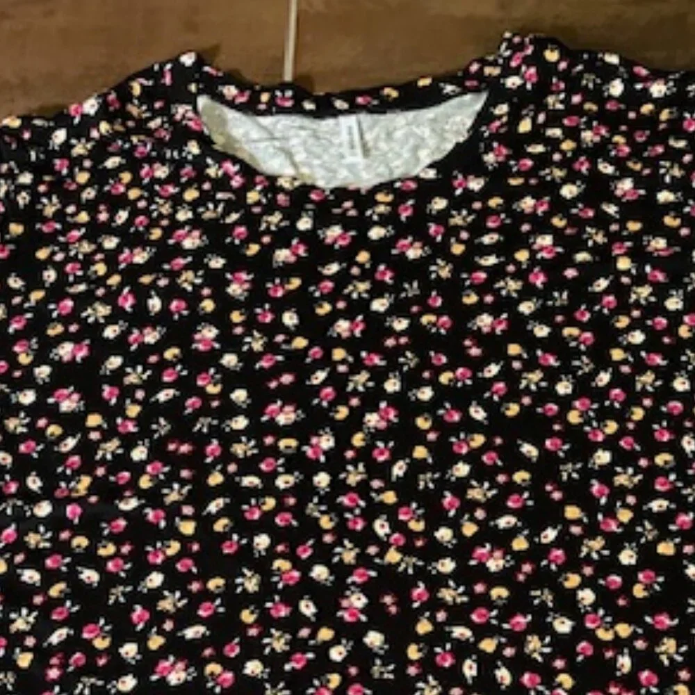 Popyoung Black Short Sleeve Tunic with Tiny Flowers/Beehives Design – 3XL *NWOT* - Picture 3 of 4